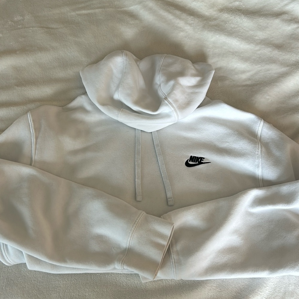 WHITE NIKE HOODIE🤍